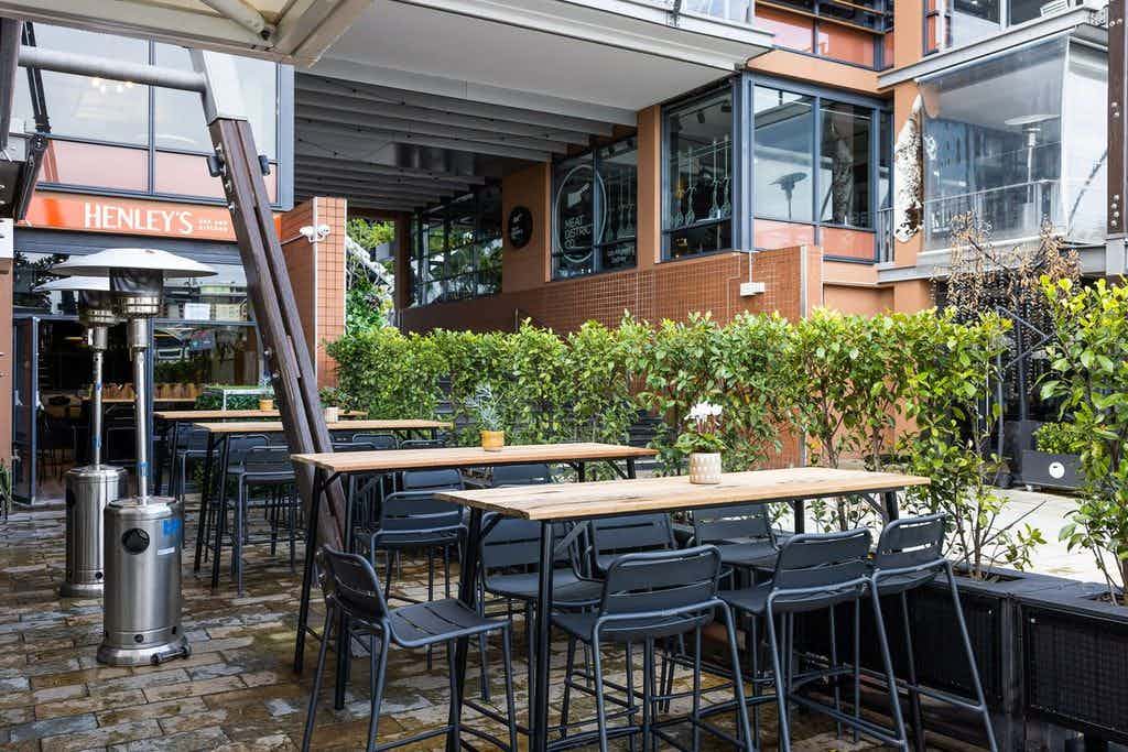 Henley's Bar & Kitchen